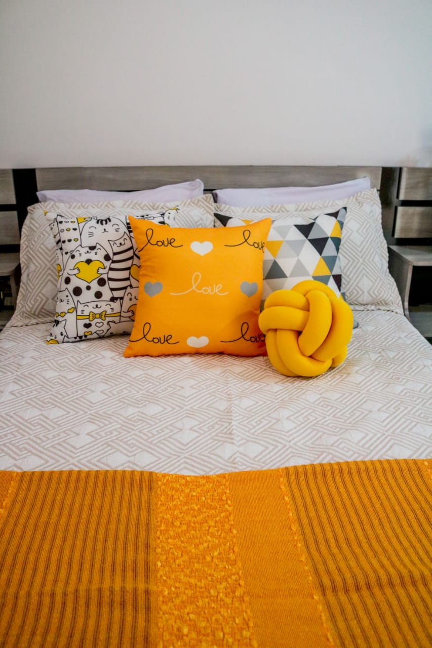 Almofada em Nó- Circunferência 82cm - Amarelo Escuro - Image 3