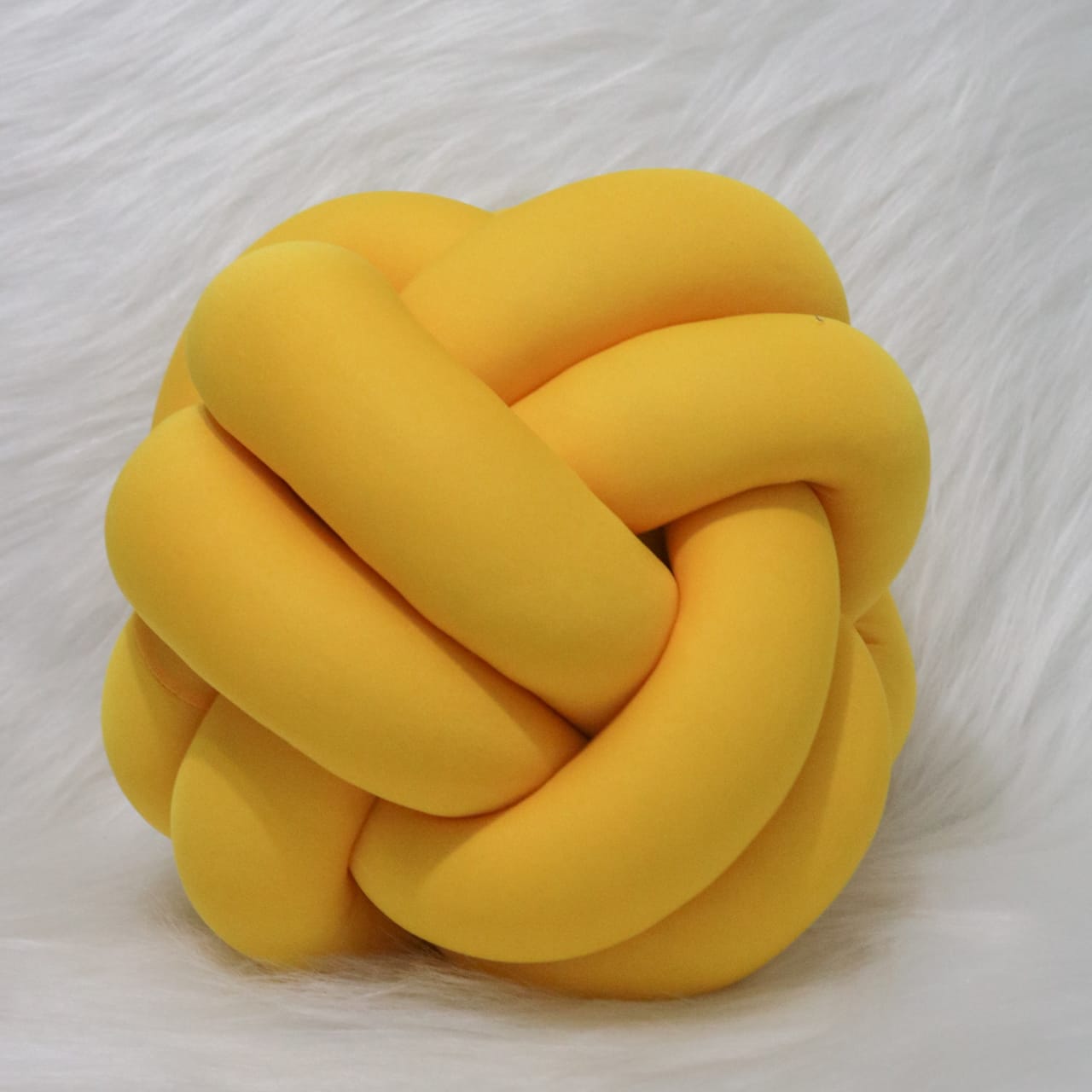 Almofada em Nó- Circunferência 82cm - Amarelo Escuro