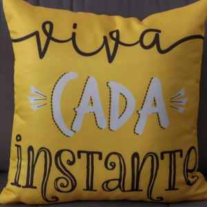 Capa Almofada 47x47cm -Viva Cada Instante - Amarelo
